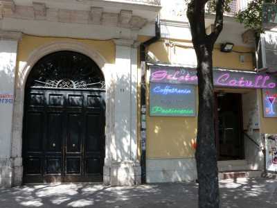Inbocchiamo a questo punto corso Cavour: si tratta di una via caratterizzata dalla convivenza tra una miriade di negozi che convivono con edifici dalla grande storia. E� il caso del palazzo ubicato al civico n.11, il pi� antico di tutto il borgo